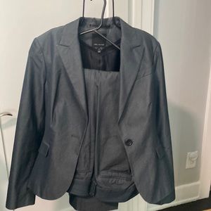 2 piece suit! Boss lady shimmery gray pant suit! Excellent conditions.